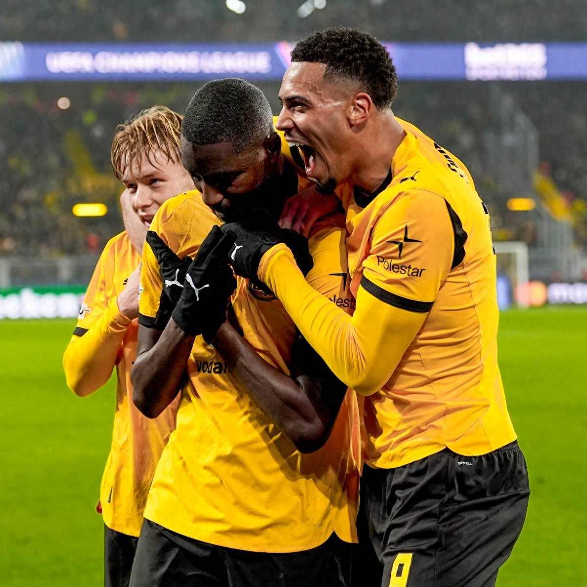 比利亚雷亚尔训练开放日，冲刺阶段队长鼓劲引欢呼，荷甲在即，赛程密集仍需轮换的简单介绍