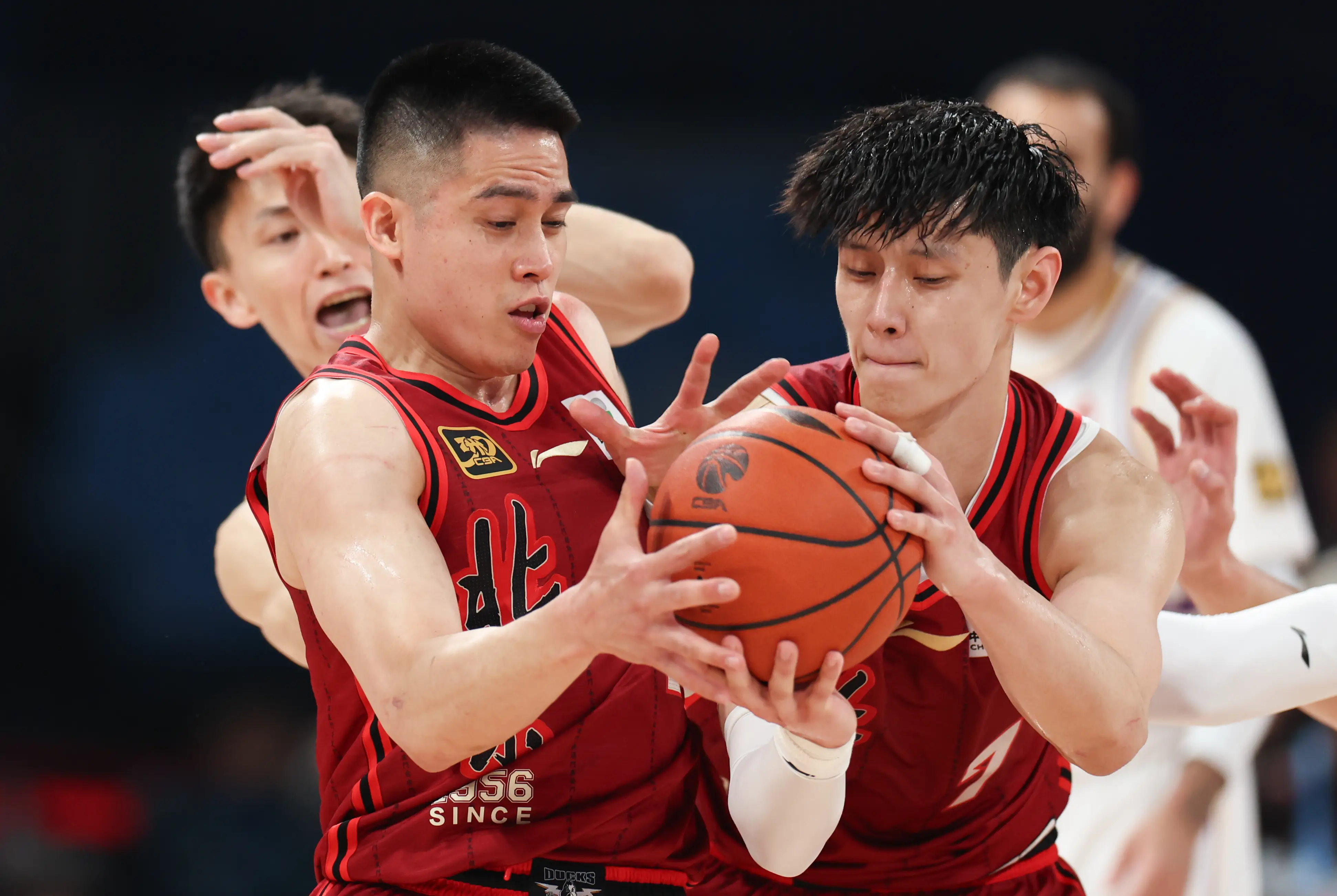 jnh-CBA季后赛冲刺阶段走向成谜，夏洛特黄蜂复出首秀，气氛紧张，高层口径保持一致